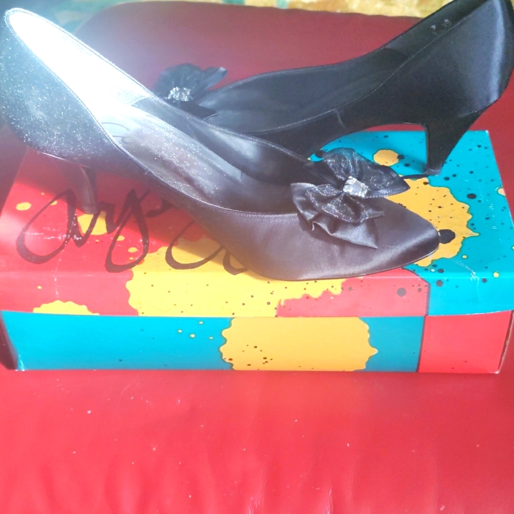 Vintage santine bowed black pumps